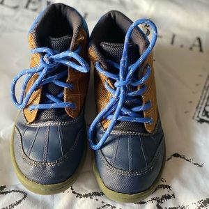 Oshkosh kids weatherproof shoe